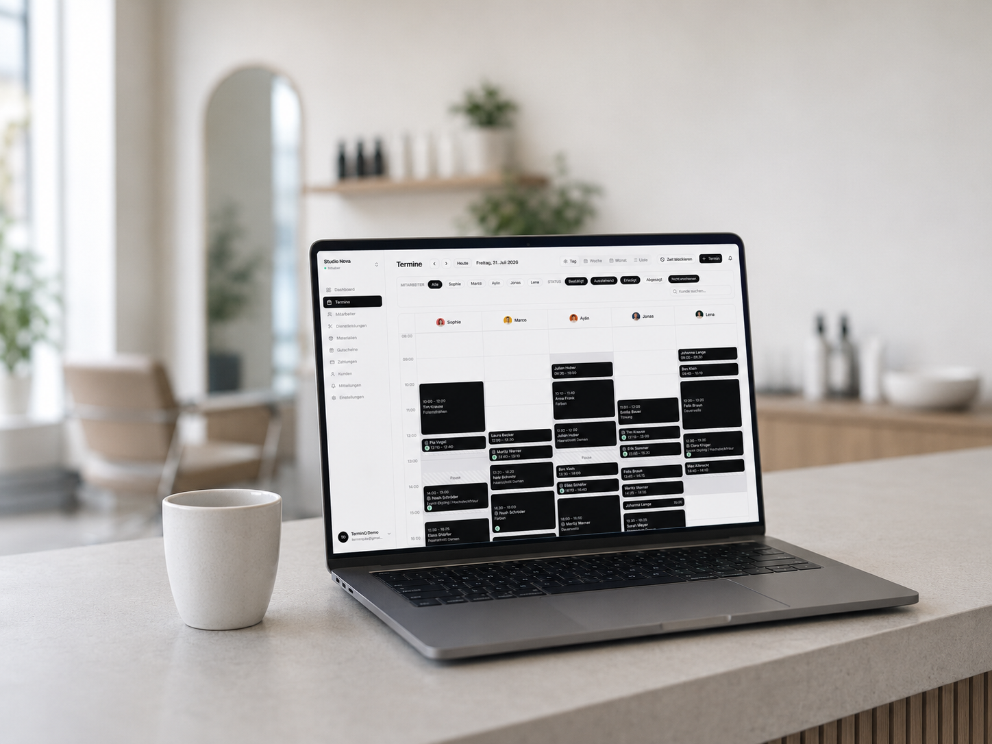 Tagesansicht des TerminQ-Kalenders auf einem Laptop